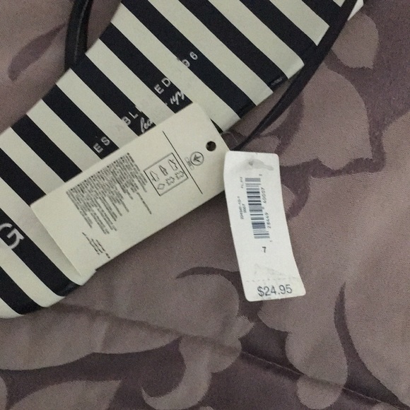 Gap flip flops - Picture 2 of 3